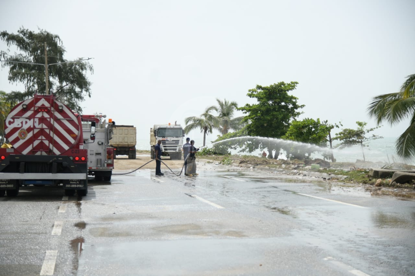 Autopista 30 de Mayo en el Distrito Nacional tras paso de huracán Beryl