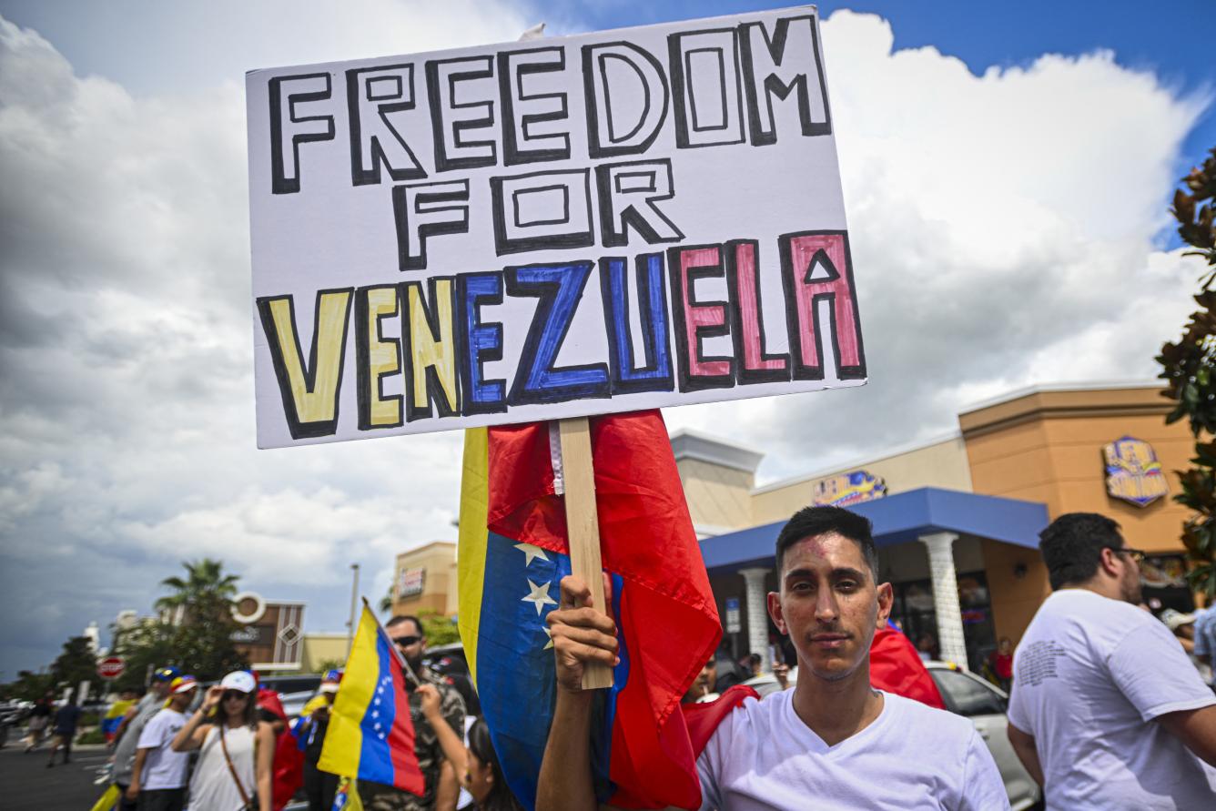 ORLANDO, FLORIDA - JULY 28: Venezuelans demonstrate in support of a change in presidential political leadership outside El Genio Shawarma restaurant during the presidential elections in Venezuela on July 28, 2024 in Orlando, Florida. Venezuela holds elections on Sunday that will be remembered as one of the most historic and that could mark the course of the country for decades to come.   Miguel J. Rodriguez Carrillo/Getty Images/AFP (Photo by Miguel J. Rodriguez Carrillo / GETTY IMAGES NORTH AMERICA / Getty Images via AFP)