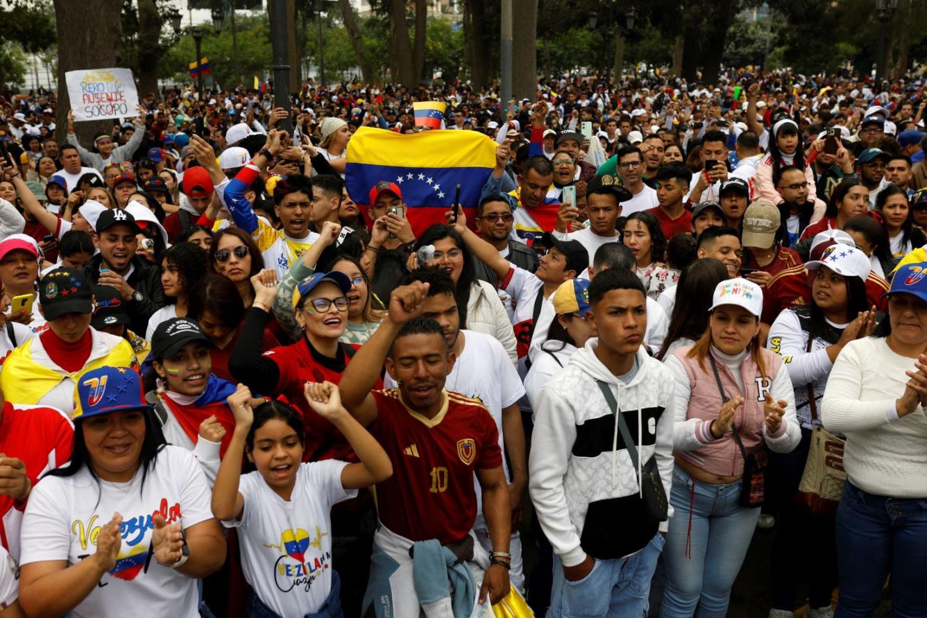 Los venezolanos que viven en Perú y los opositores del presidente venezolano Nicolás Maduro esperan los primeros resultados de las elecciones presidenciales frente a la embajada de Venezuela en Lima, el 28 de julio de 2024.