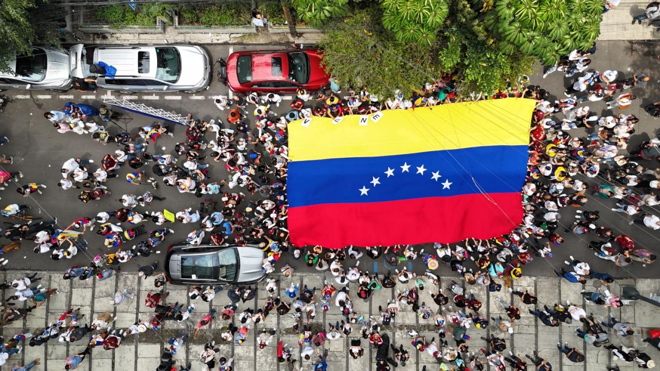 Vista aérea de una bandera venezolana llevada por venezolanos que viven en México afuera de la embajada de Venezuela en la Ciudad de México el 28 de julio de 2024, durante el día de las elecciones en su país.