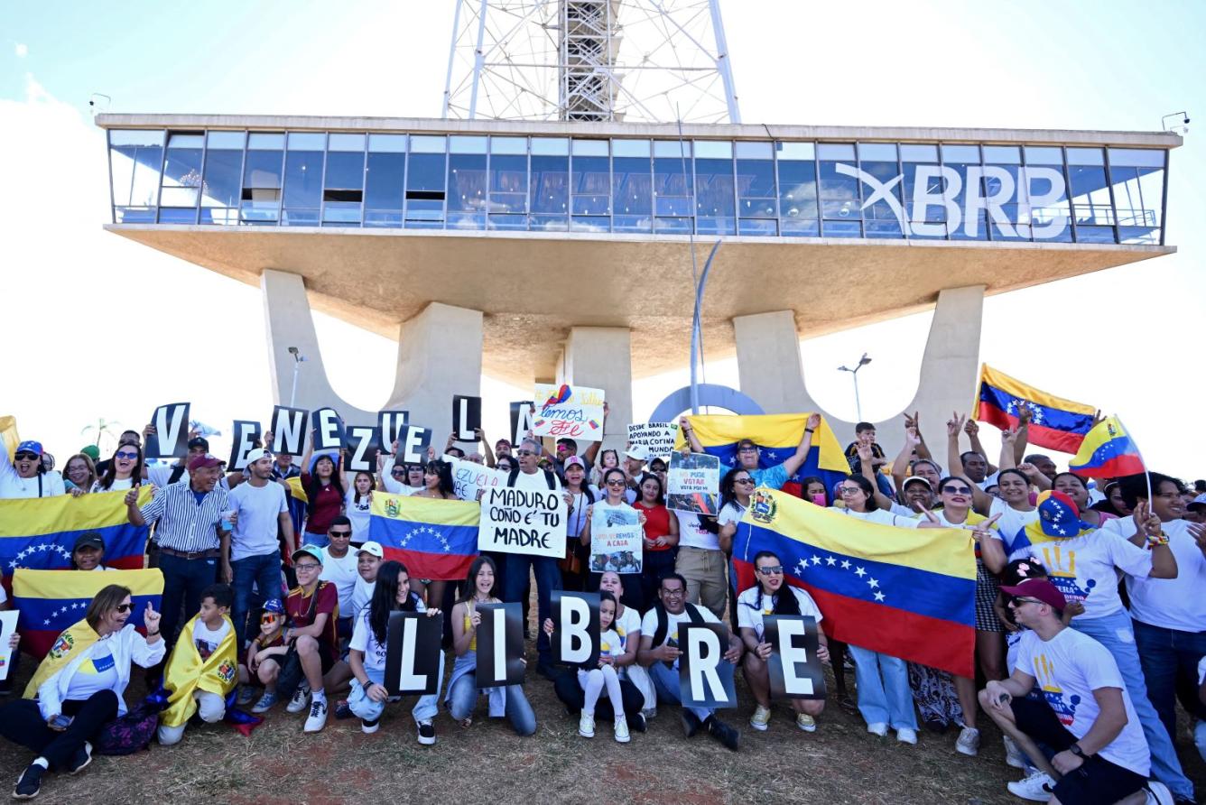Ciudadanos venezolanos participan en una protesta en apoyo de la oposición venezolana en Brasilia, Brasil, el 28 de julio de 2024.