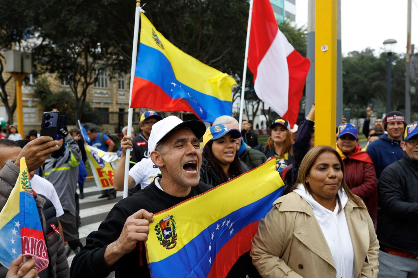 Los manifestantes gritan frente a la embajada de Venezuela durante una manifestación contra el presidente venezolano Nicolás Maduro en Lima el 28 de julio de 2024.