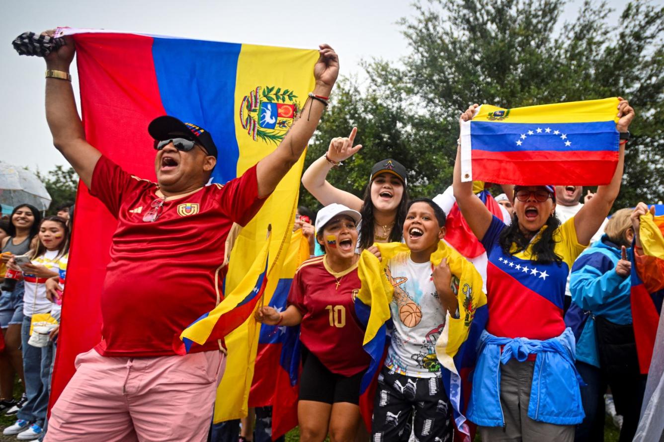 Venezolanos se manifiestan en apoyo de un cambio en el liderazgo político presidencial frente al restaurante El Genio Shawarma durante las elecciones presidenciales en Venezuela el 28 de julio de 2024 en Orlando, Florida.