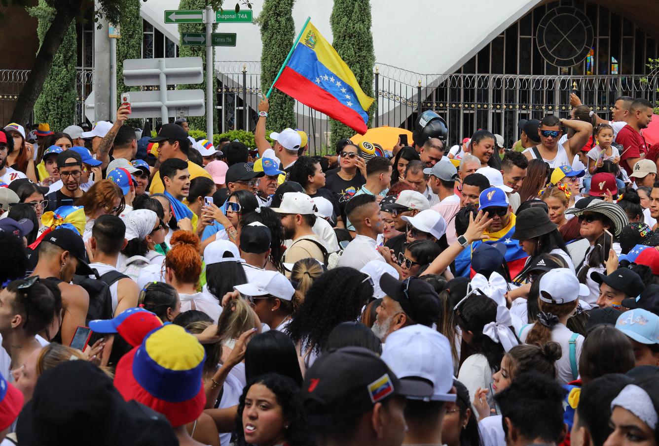 Los venezolanos que viven en Colombia se reúnen frente al consulado de Venezuela en Medellín, Colombia, mientras esperan los resultados oficiales de las elecciones presidenciales de su país el 28 de julio de 2024.