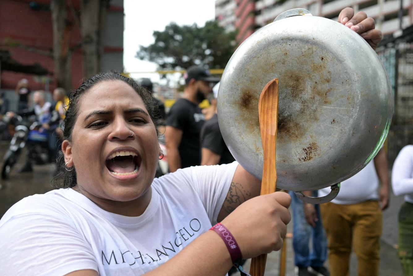 Otra mujer con caldero en protesta contra la reeleción del gobierno del presidente venezolano Nicolás Maduro una protesta en el barrio de Catia en Caracas