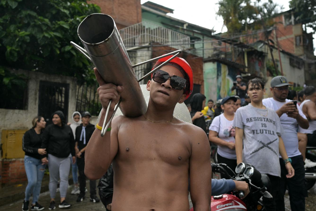 Los manifestantes -la mayoría jóvenes- quemaron también carteles con el rostro de Maduro para promover su candidatura. Llevan banderas, cacerolas y timbales para acompañar los gritos de protesta.

Los manifestantes -la mayoría jóvenes- quemaron también carteles con el rostro de Maduro para promover su candidatura. Llevan banderas, cacerolas y timbales para acompañar los gritos de protesta.
Los manifestantes -la mayoría jóvenes- quemaron también carteles con el rostro de Maduro para promover su candidatura. Llevan banderas, cacerolas y timbales para acompañar los gritos de protesta.
