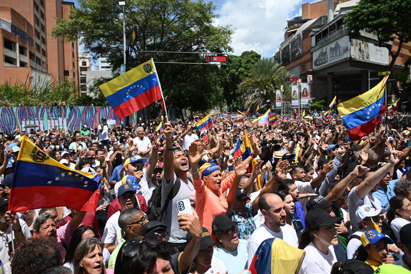 Opositores al presidente venezolano Nicolás Maduro