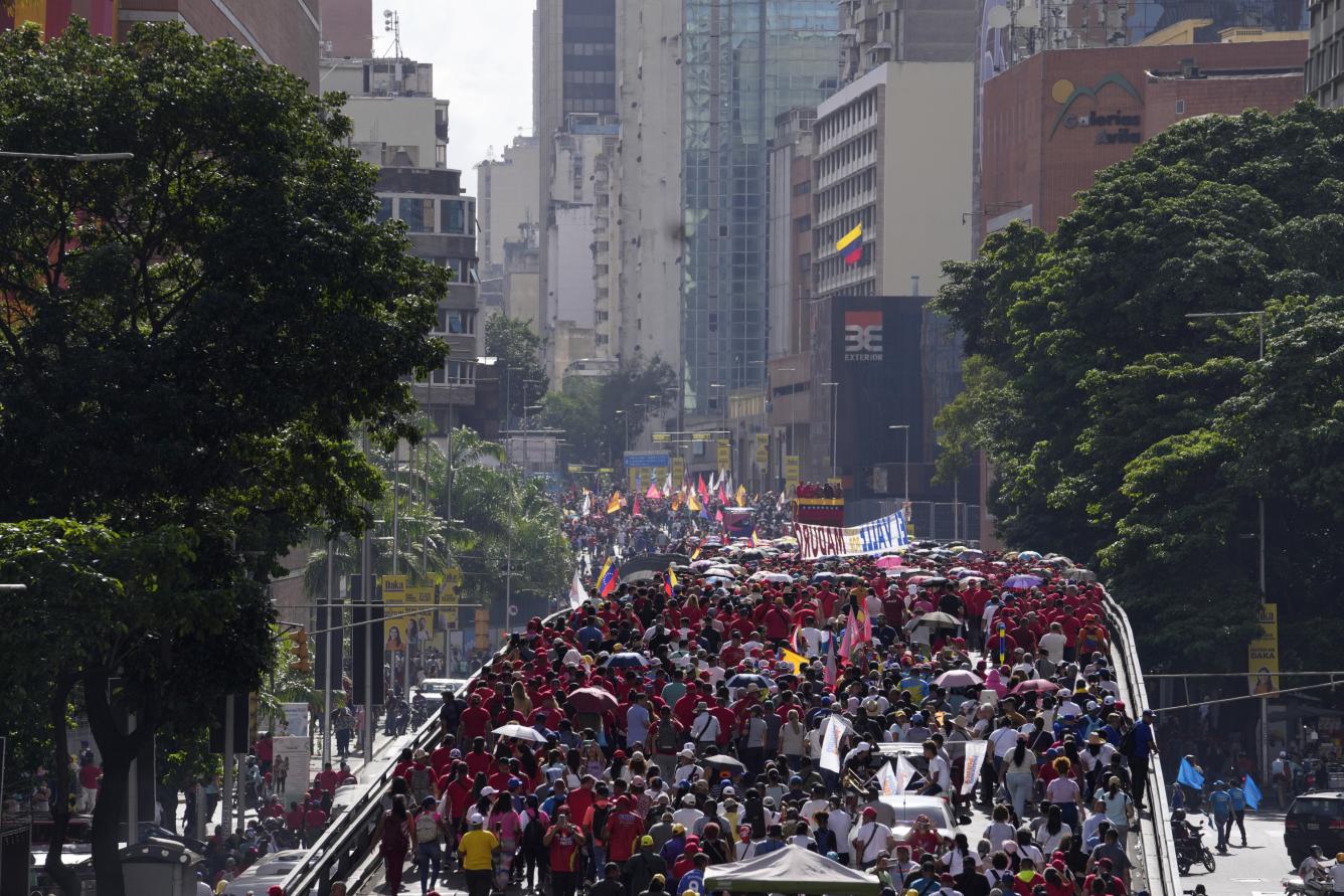 Partidarios se reúnen para una manifestación a favor del gobierno en Caracas