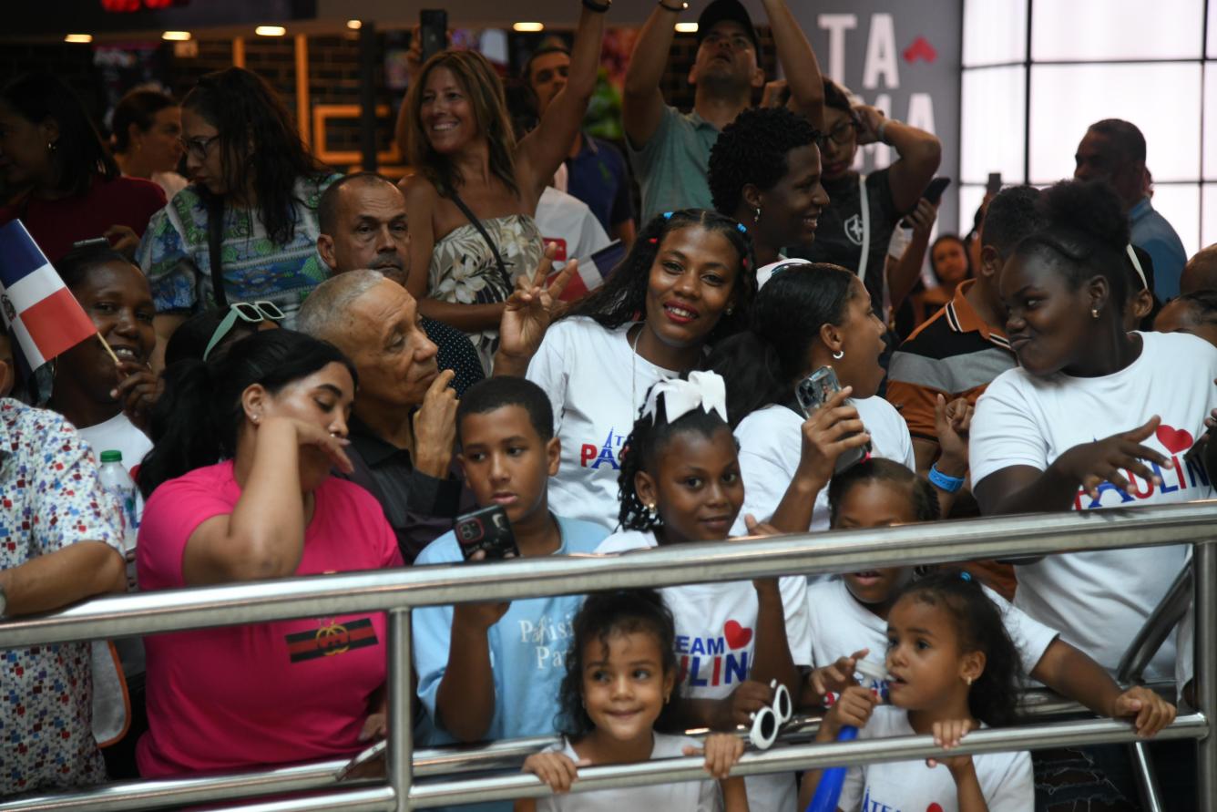 Personas en el Aeropuerto Internacional de Las Américas (AILA) con tshirt 