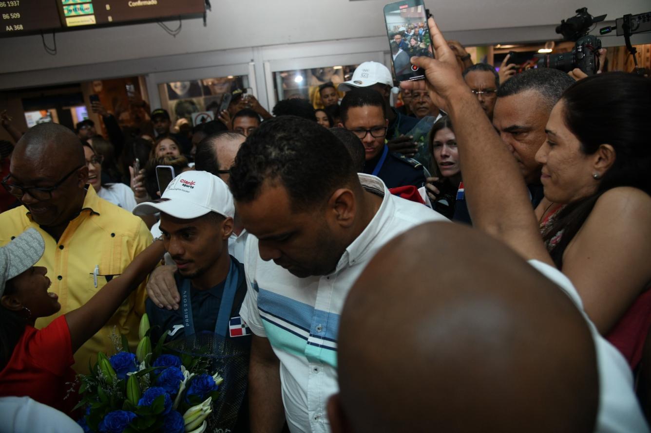 Yunior Alcántara recibe flores en su llegada al  Aeropuerto Internacional de Las Américas (AILA)