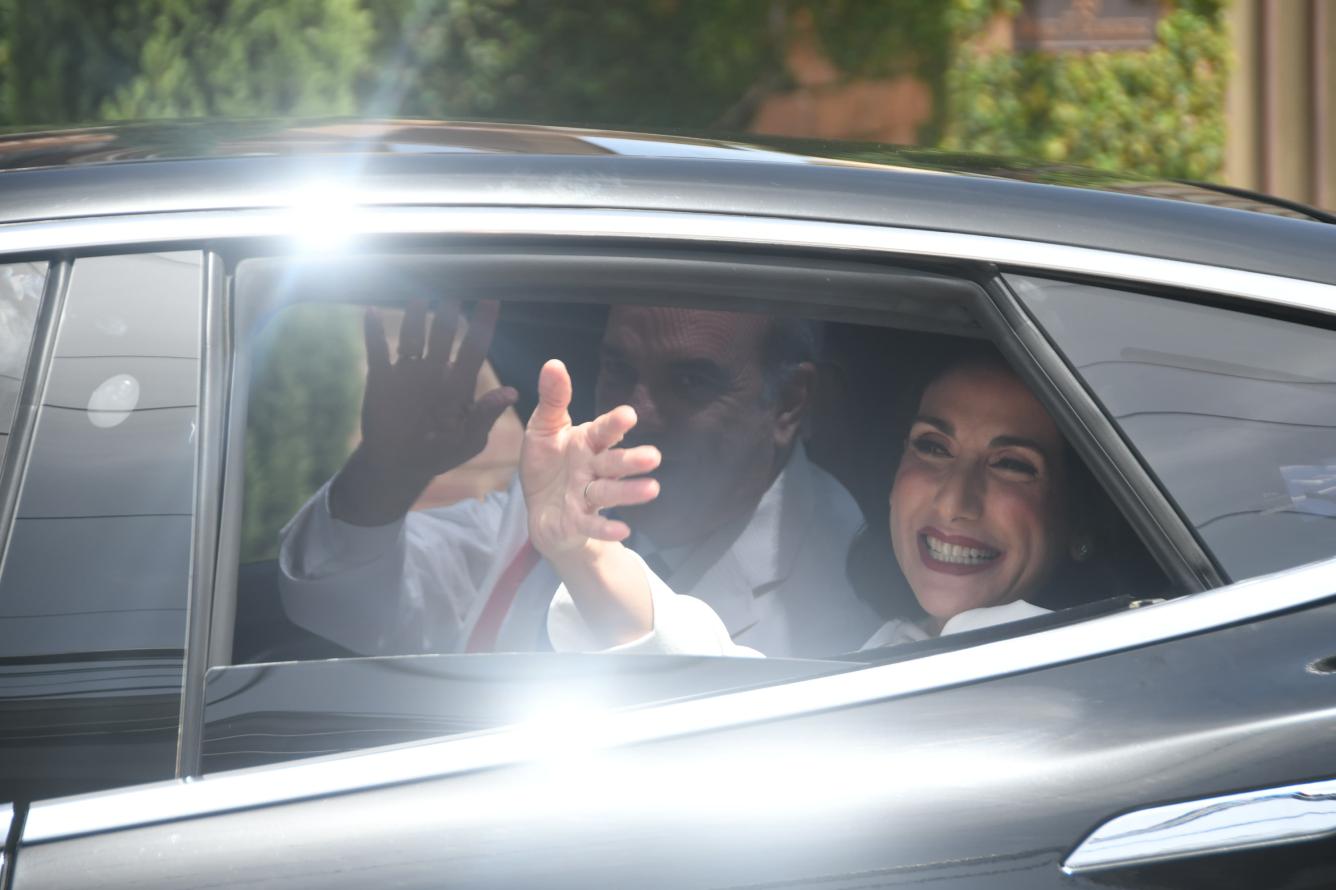 El presidente Luis Abinader y Raquel Peña saludan a las personas apostadas frente a su residencia.