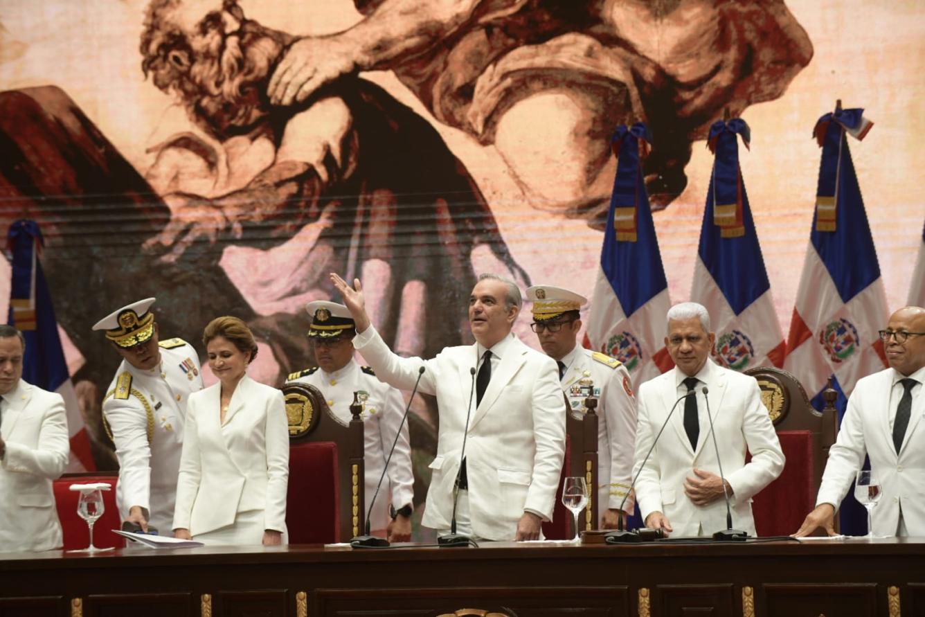 Luis Abinader saluda a los presentes en la Asamblea Nacional