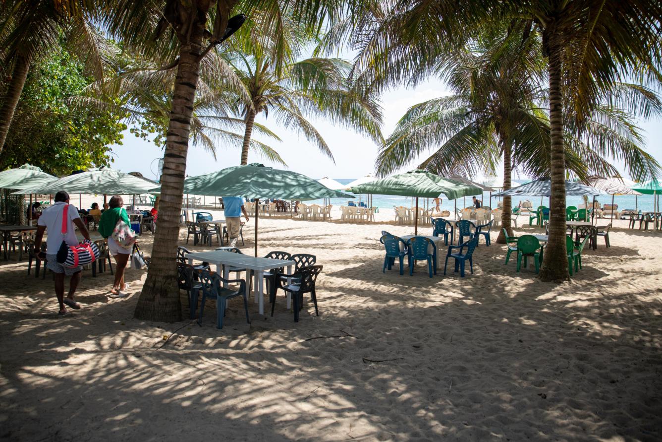 Familias acuden a compartir en la playa