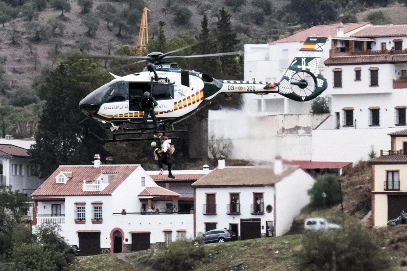 Los equipos de emergencia rescatan a una persona