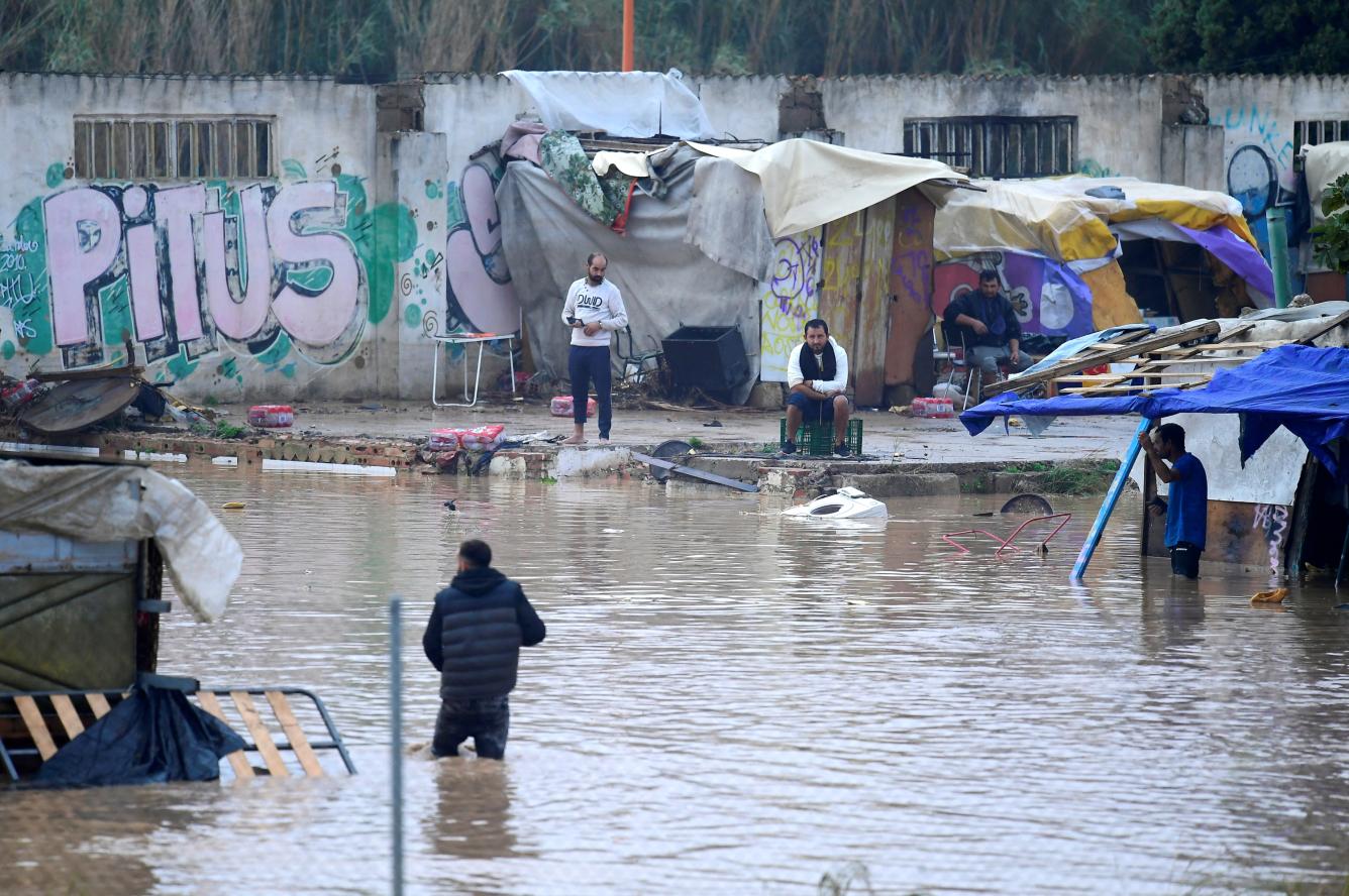 Los hombres se encuentran en una zona marginal inundada en Picanya