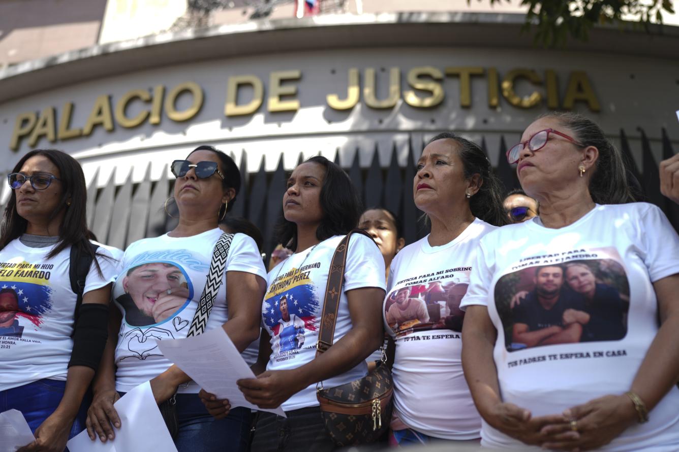 Manifestantes se reúnen frente al Palacio de Justicia