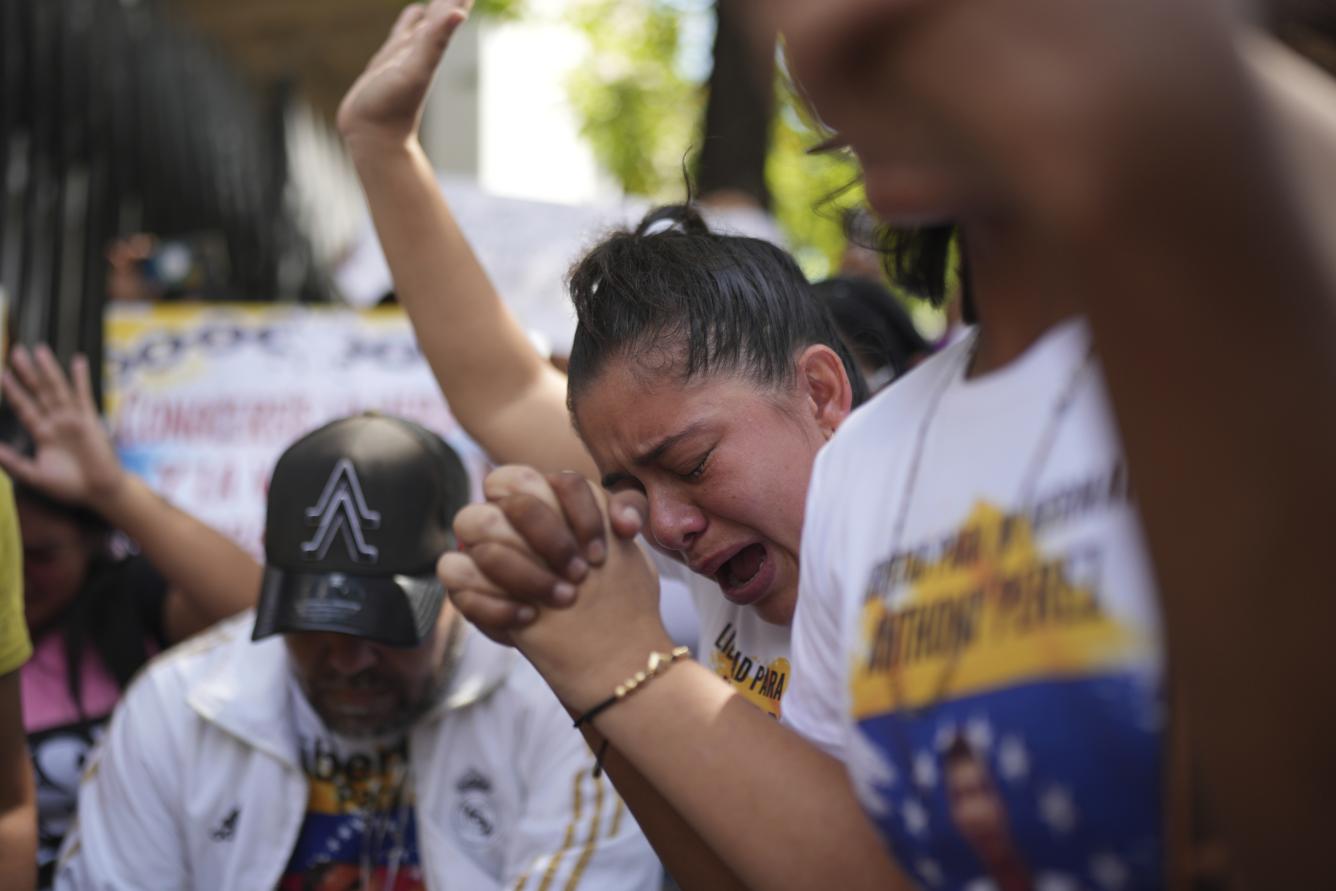 La hermana de Keimer Puentes llora durante una protesta