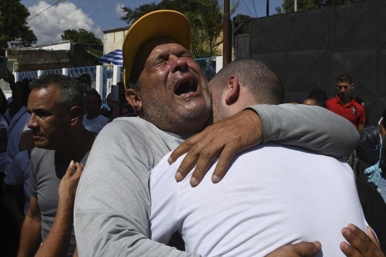 César Salmerón, a la izquierda, abraza a su hijo Antony Salmerón