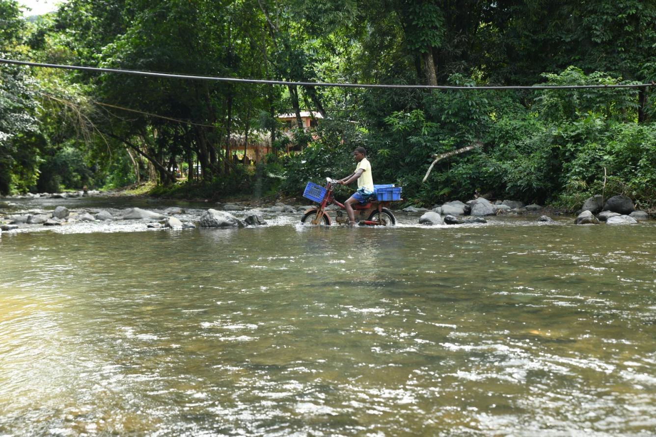 Motorista cruza río en La Cuaba, Pedro Brand