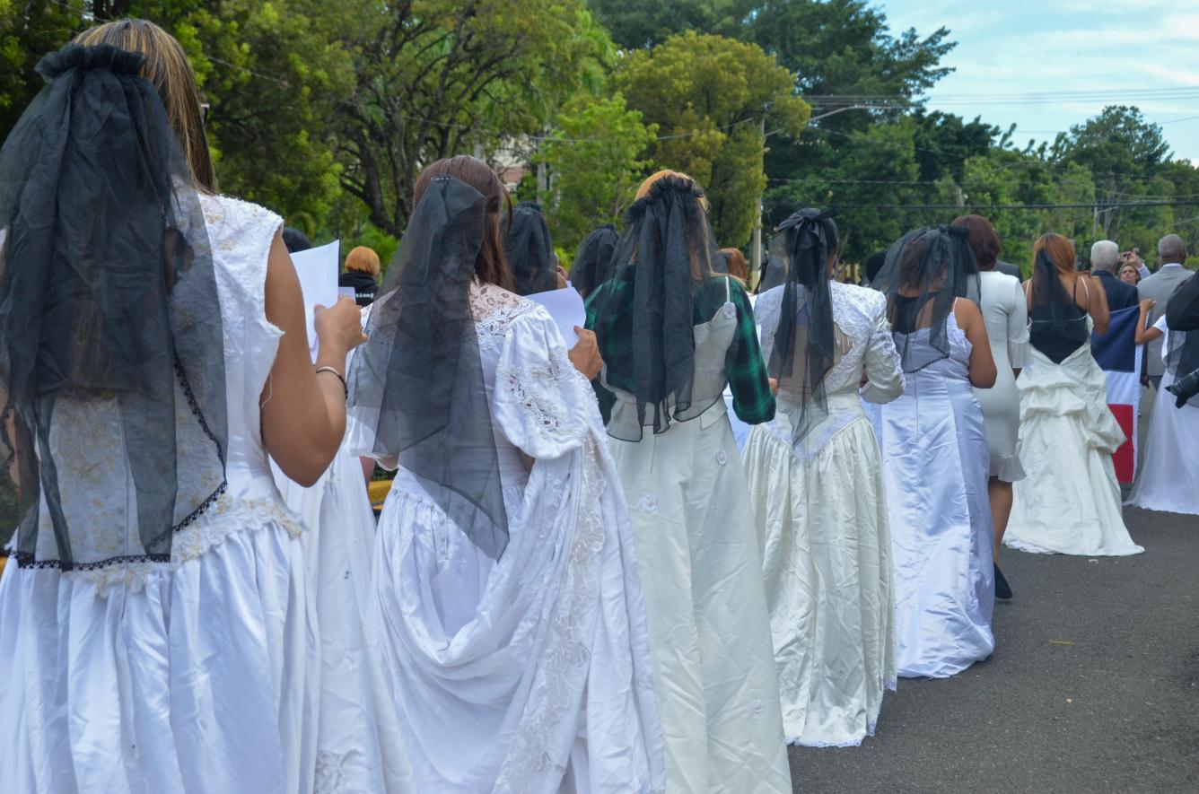 Mujeres de blanco marchan en protesta contra de los feminicidios