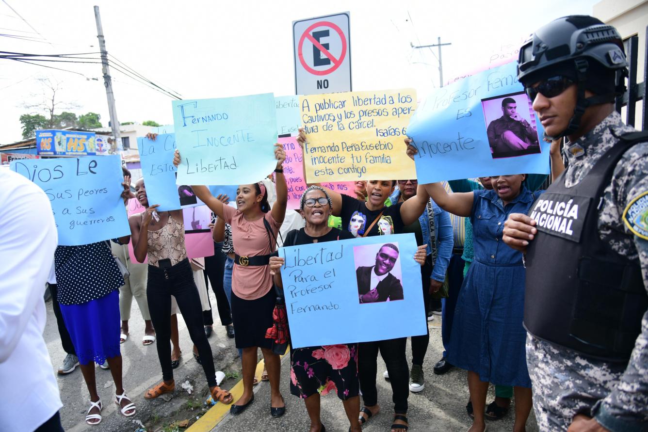 Protesta en San Pedro de Macorís por profesor acusando de violación