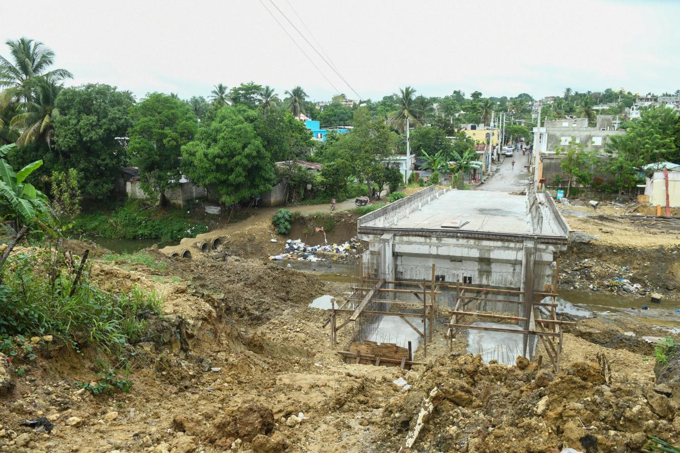 Puente en construcción en Eduardo Brito I y II de Pedro Brand