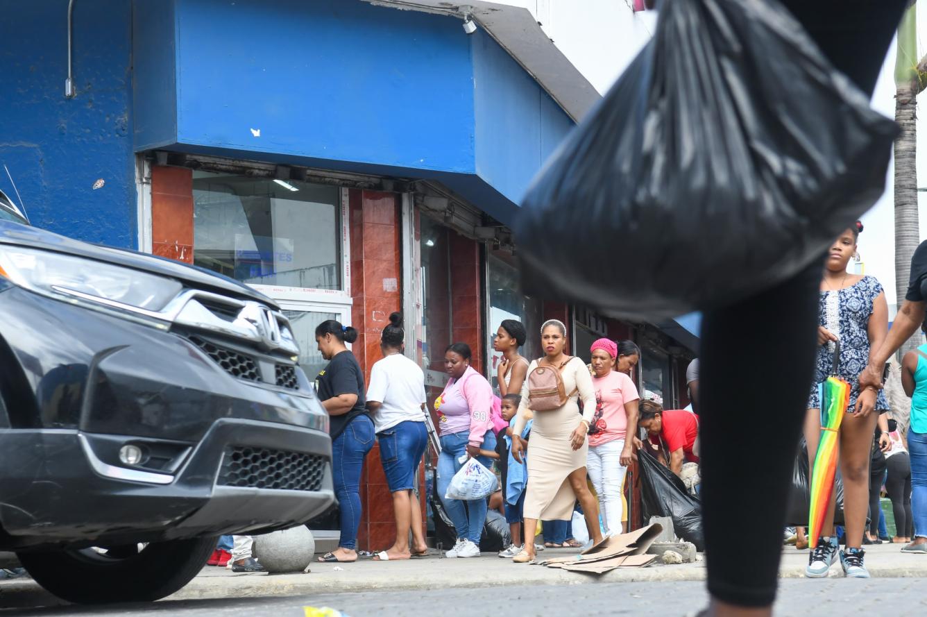 Gente haciendo fila en Black Friday o Viernes Negro