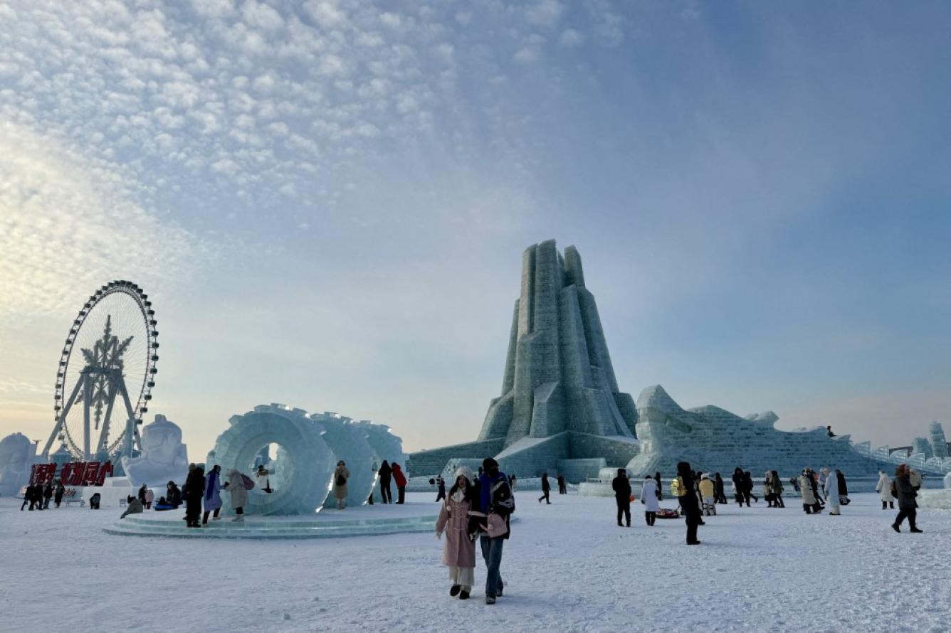 Turistas visitan el festival de esculturas de hielo y nieve de Harbin en China