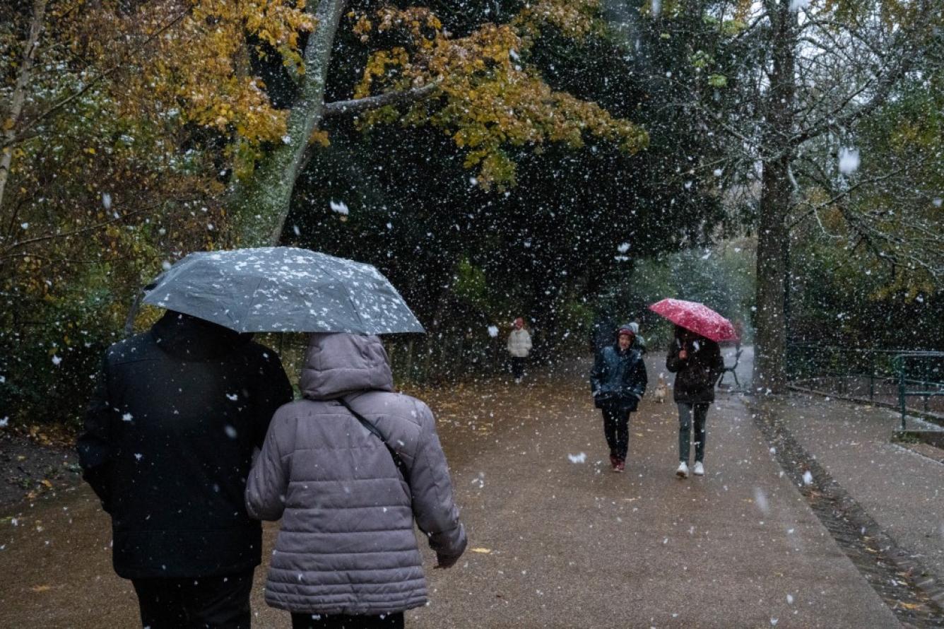 Personas caminan durante la nieve en París, Francia.