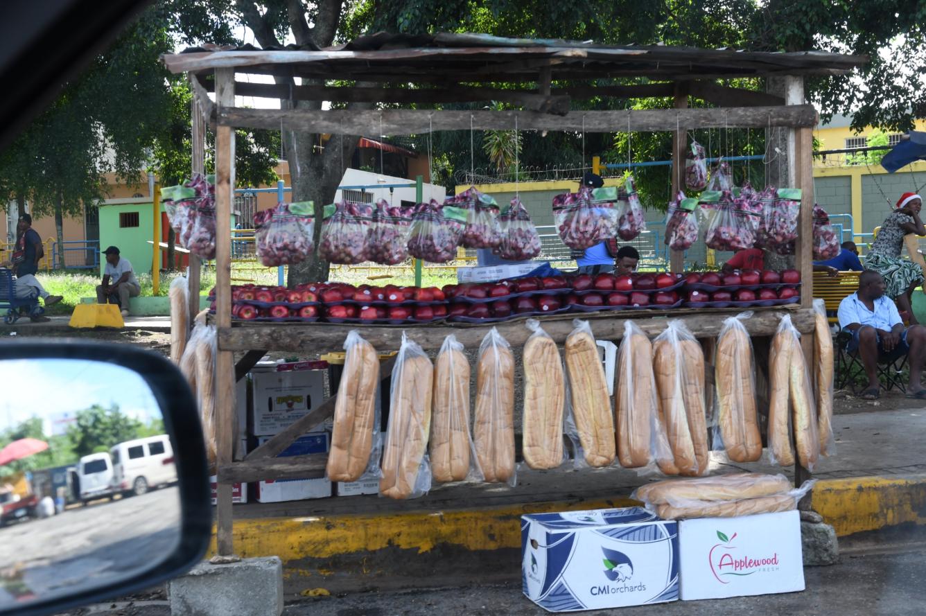 Así esta la venta de manzanas, uvas y teleras en avenidas de la capital.