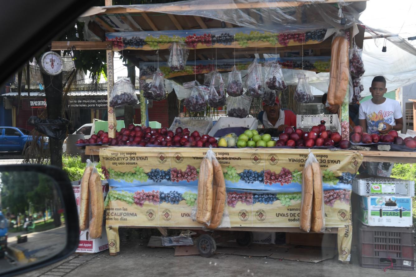 Venta de manzanas, uvas y teleras, donde la presencia de compradores es tímida.