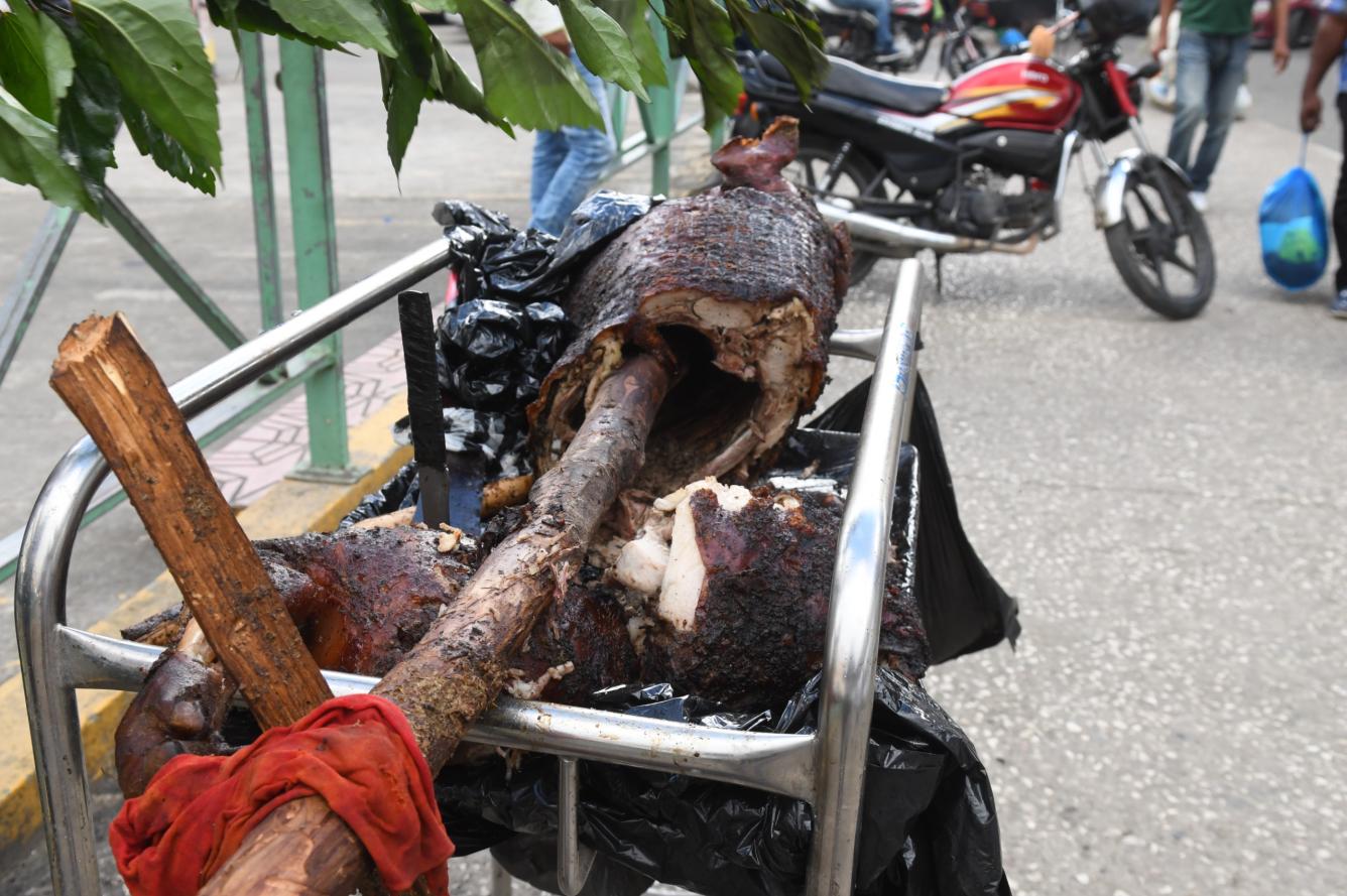 Comercialización de cerdo en Villa Mella.