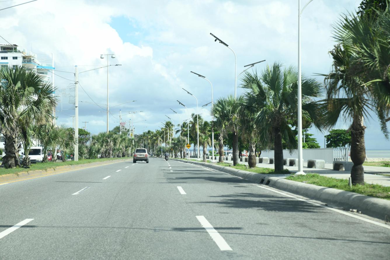 Así se encuentra en tránsito vehicular en el malecón de Santo Domingo.