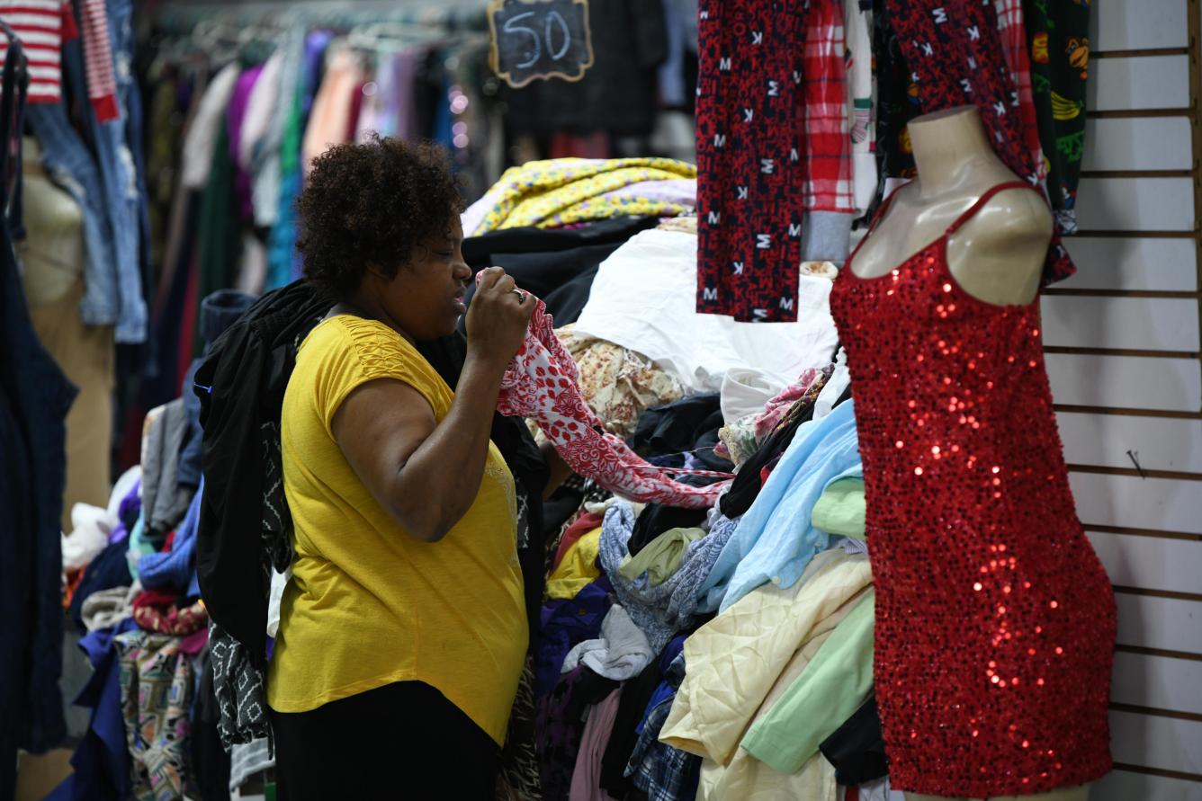 Mujer se dirije a la Duarte a comprar los atuendos de Nochebuena