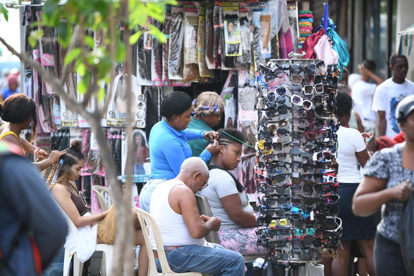 Mujeres se realizan peinados en la Duarte para Nochebuena