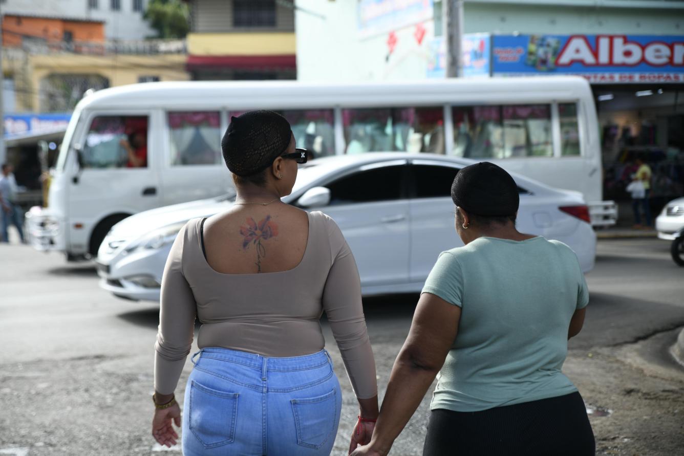 Mujeres caminan por la Duarte en tubi