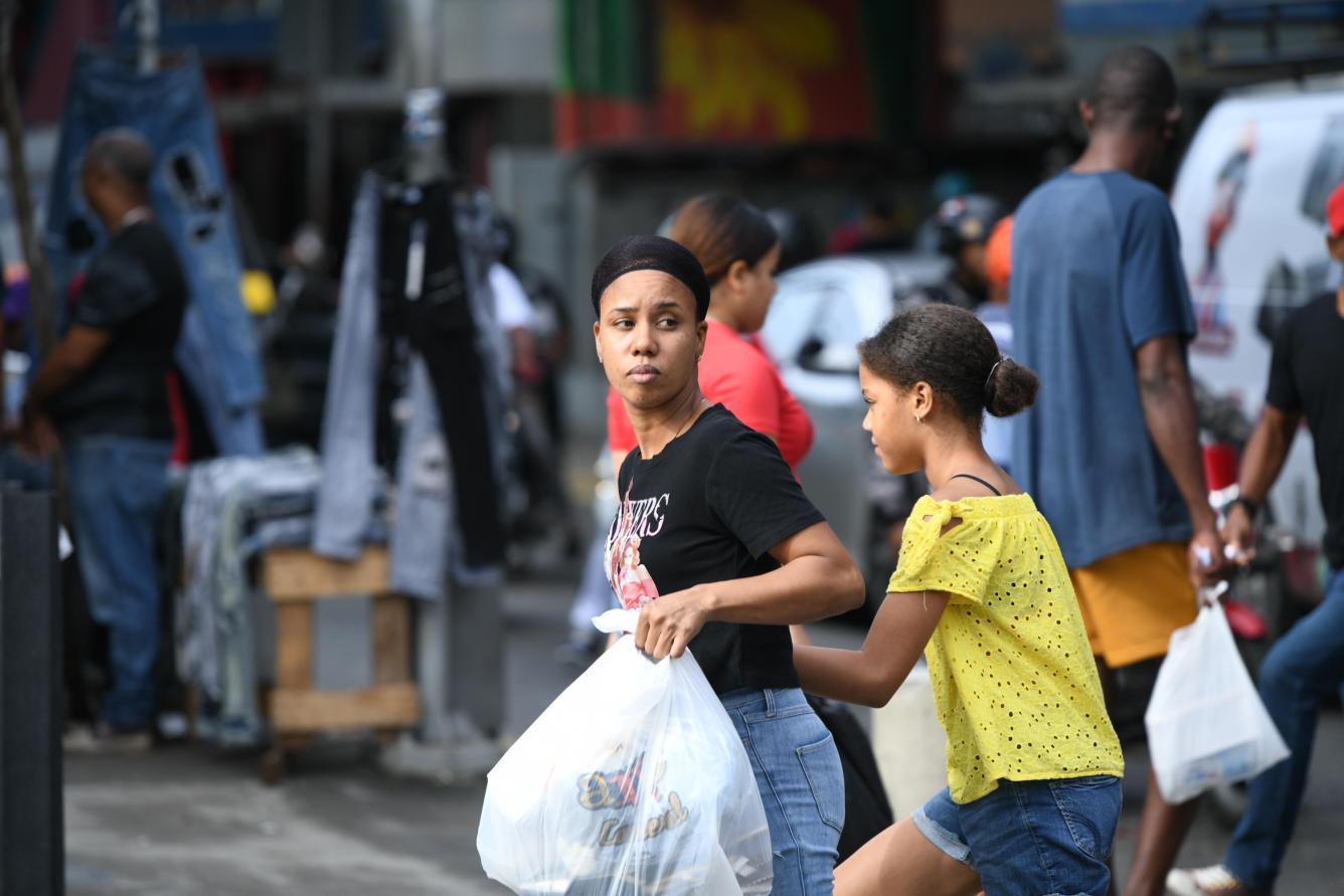 Ciudadanas acuden a realizar compras a horas de Nochebuena