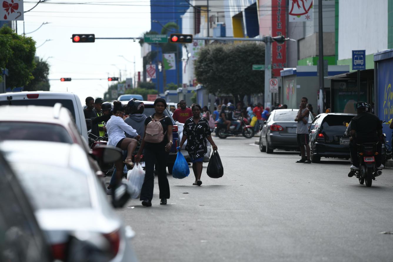 Personas ocupan las calles de la Duarte para transitar