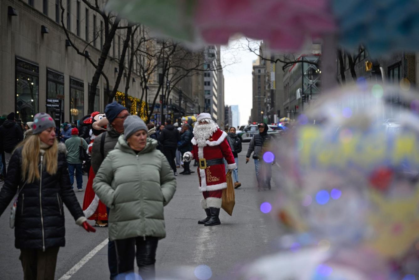 Una persona vestida como Papá Noel que trabaja por propinas espera a los clientes cerca del árbol de Navidad de Rockfeller el día de Navidad el 25 de diciembre de 2024 en la ciudad de Nueva York.