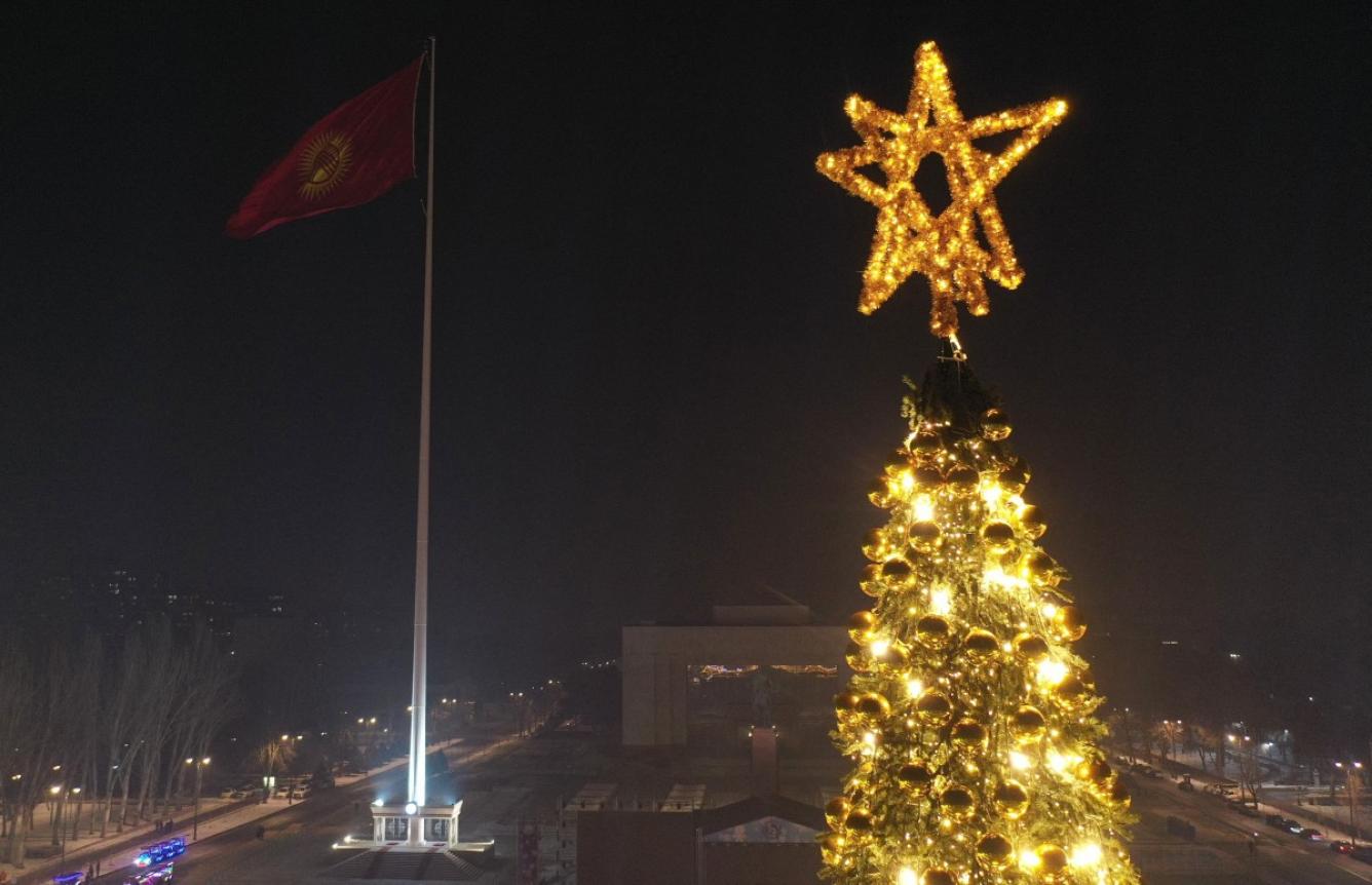 Un árbol de Año Nuevo se encuentra en la céntrica plaza Ala-Too, decorado para conmemorar la próxima festividad de Año Nuevo, en Bishkek el 24 de diciembre de 2024.