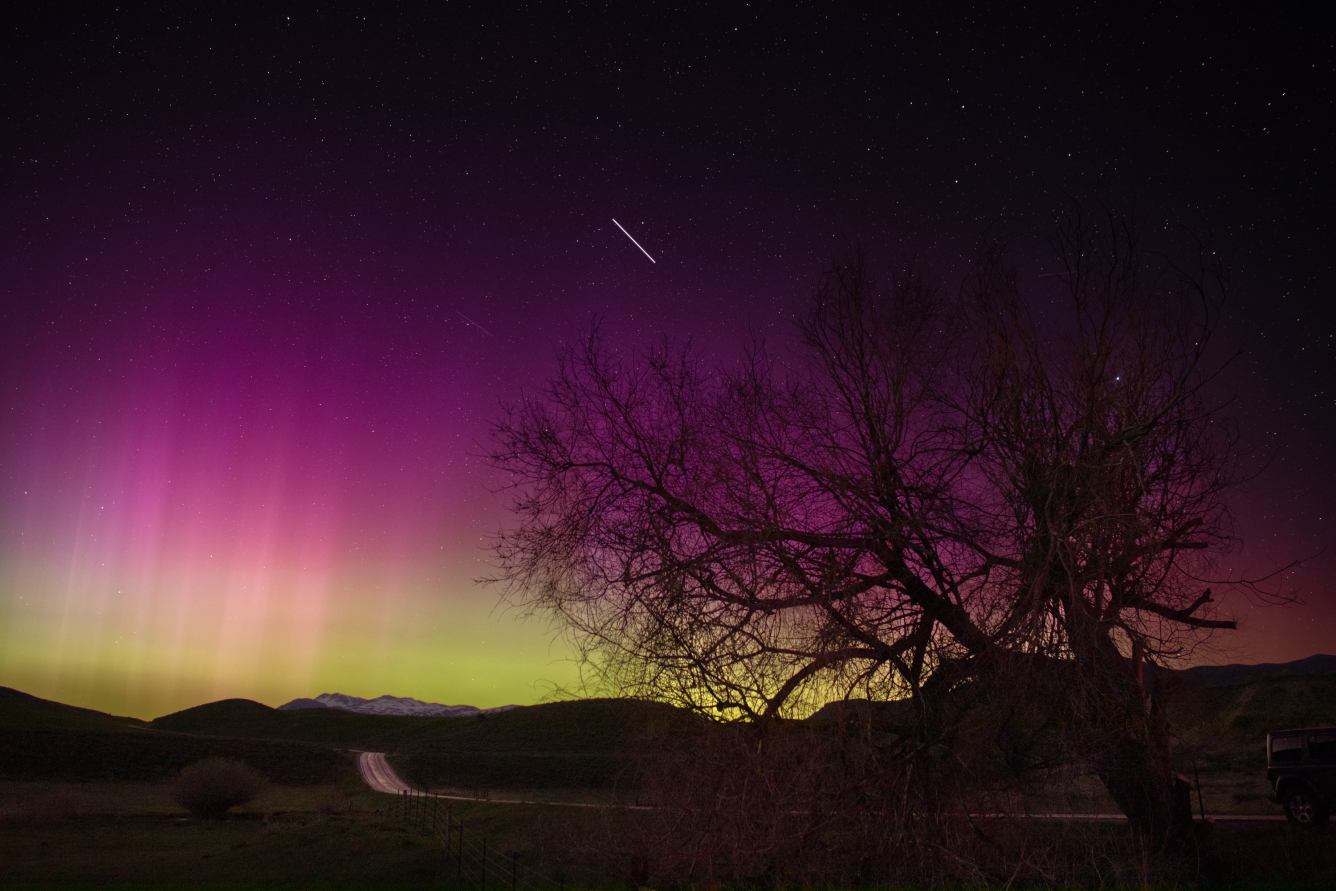 La aurora tiñe el cielo cerca de Malad City, Idaho