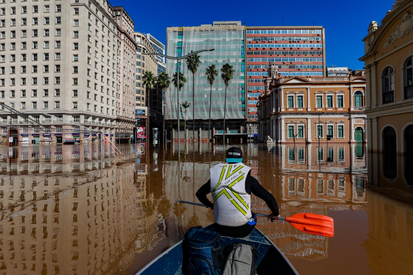 Los equipos de rescate embarcados en un bote salvavidas en el centro de la capital de Rio Grande do Sul, Porto Alegre, reportan personas varadas en departamentos, monumentos y edificios históricos desfigurados por el agua y un extraño silencio en el lugar. Es el mayor desastre climático que se ha registrado en la zona.