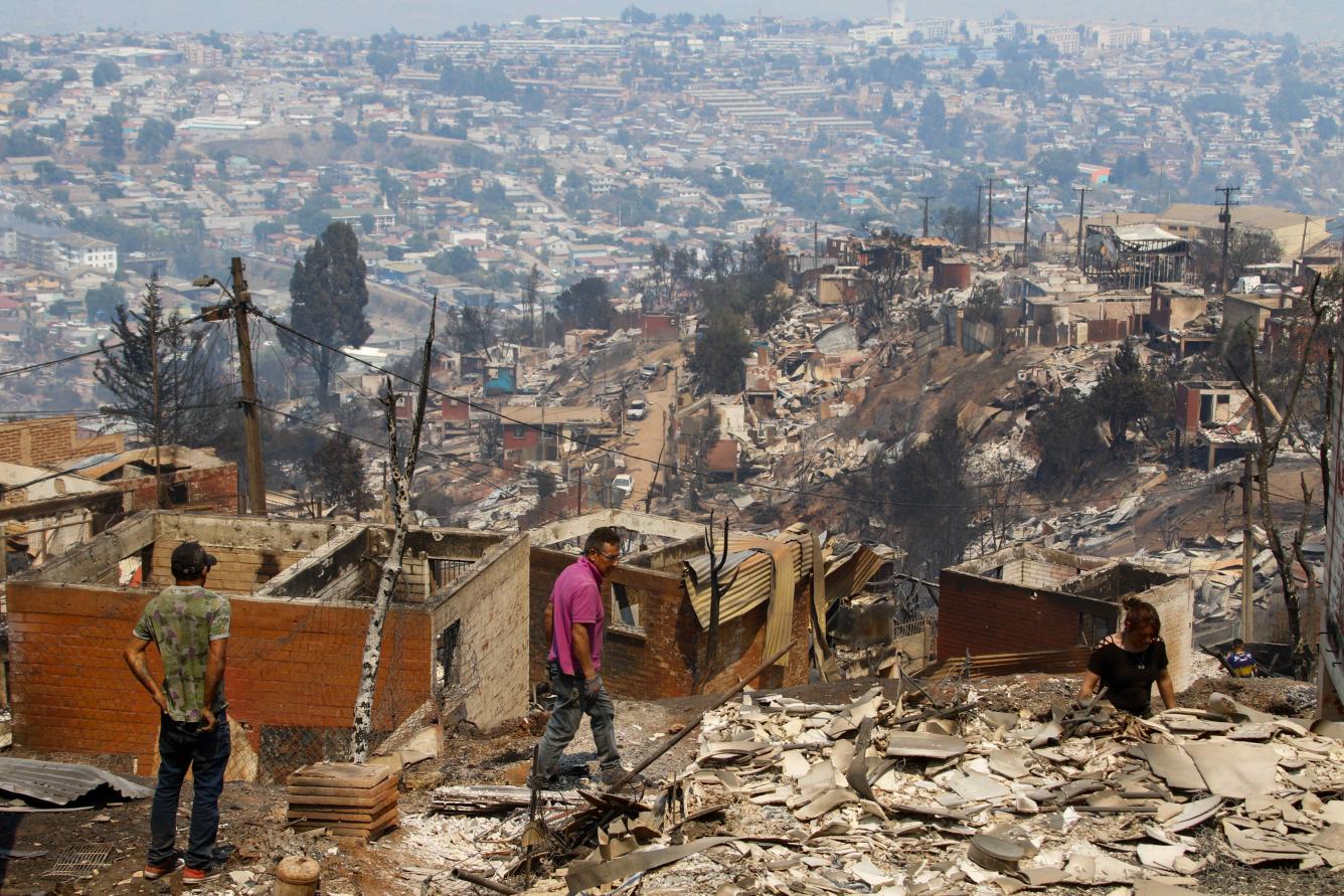 Más de 130 personas murieron en el megaincendio forestal en Viña del Mar, Quilpué, Villa Alemana y Limache, en la Región de Valparaíso, a inicios de febrero. El siniestro -el más letal de su tipo del que se tenga registro- quemó 4.300 hectáreas de bosque nativo y se llevó el 90% del jardín botánico de Viña del Mar. La justicia pudo comprobar que el incendio fue intencional e imputó a siete personas, incluyendo a un brigadista y a voluntarios de bomberos, como parte de una red criminal que se dedicaba a encender focos incendiarios.