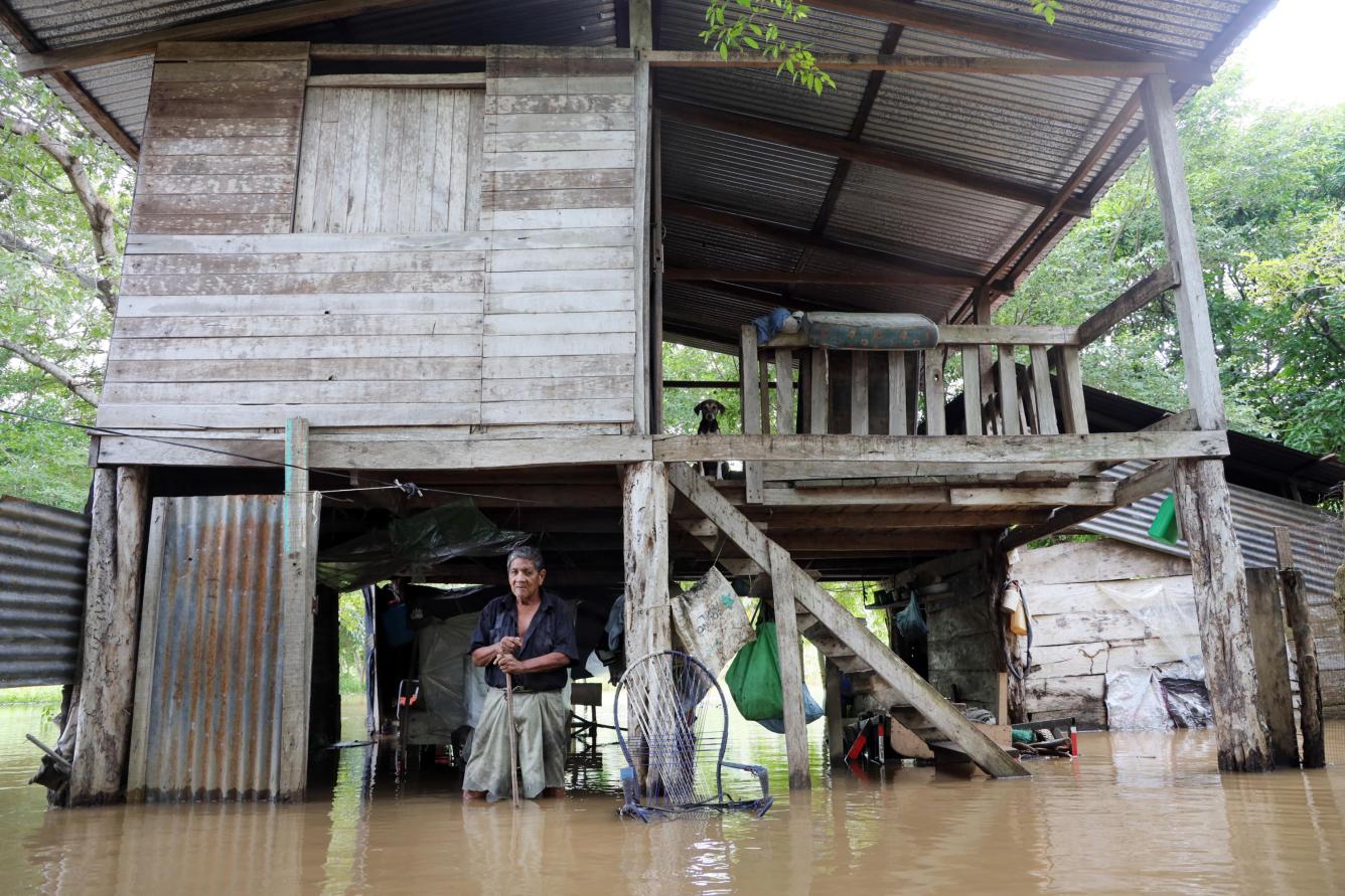 La combinación de varios fenómenos climatológicos generó, a mediados de noviembre, un temporal que descargó cantidades históricas de lluvia en varias zonas de Costa Rica. Miles de personas resultaron afectadas por las inundaciones, como Alonso Herrera Álvarez, cuya casa resultó anegada por la crecida del río Nuevo Cañas, ubicado en Carrillo Filadelfia, Guanacaste. Este hombre, de 73 años, prefirió quedarse en la vivienda para cuidar a sus perros y gallinas.