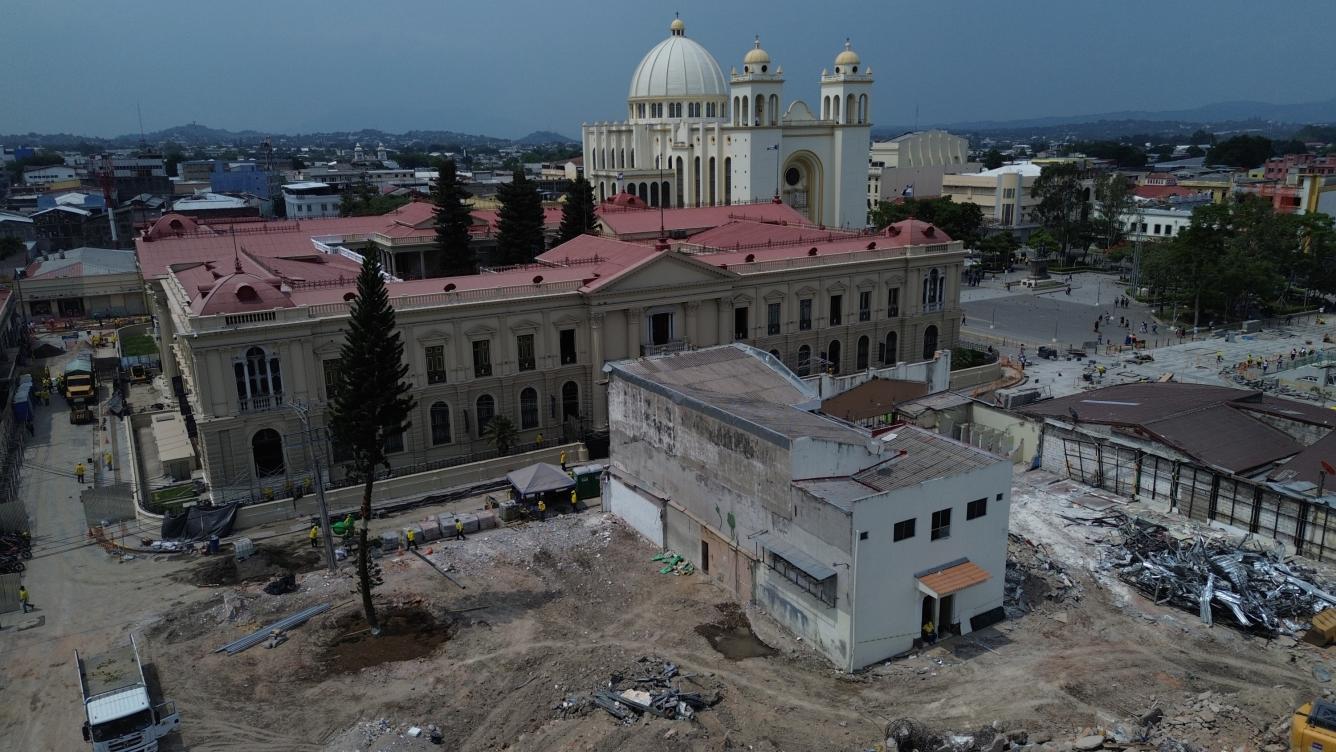 Desde el predio donde fueron desalojados múltiples negocios en construcciones de valor histórico en el centro de San Salvador fue trasplantada una de las cinco emblemáticas araucarias que permanecían en el jardín central del Palacio Nacional desde 1921. Cada una simbolizaba las cinco naciones centroamericanas. La que fue removida representaba a El Salvador