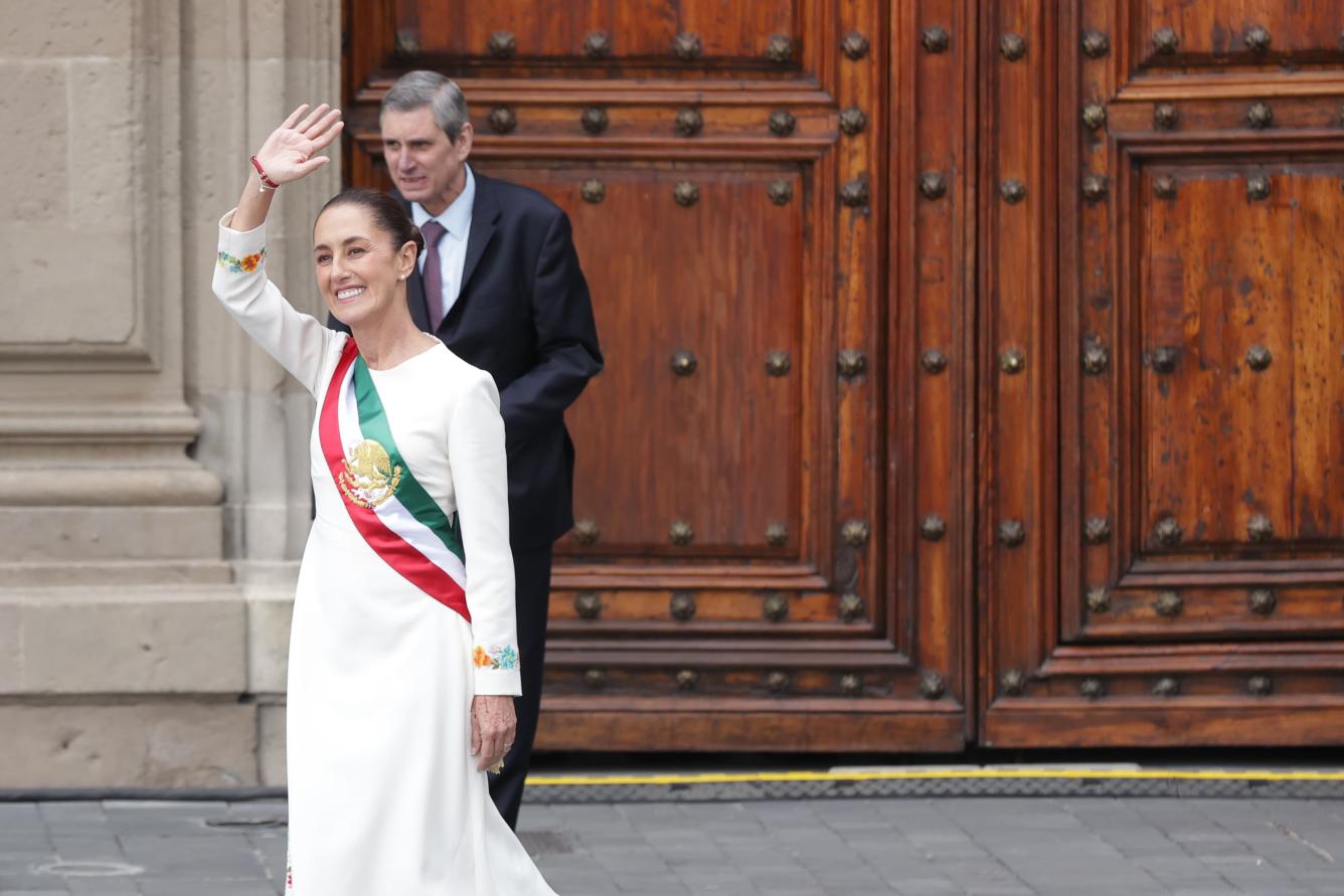 Claudia Sheinbaum, afuera de la Puerta Mariana del Palacio Nacional (sede de gobierno), saluda a las miles de personas que se reunieron en el Zócalo de la Ciudad de México para escuchar su mensaje, el 1 de octubre de 2024, luego de rendir protesta como la primera mujer Presidenta en la historia de México.