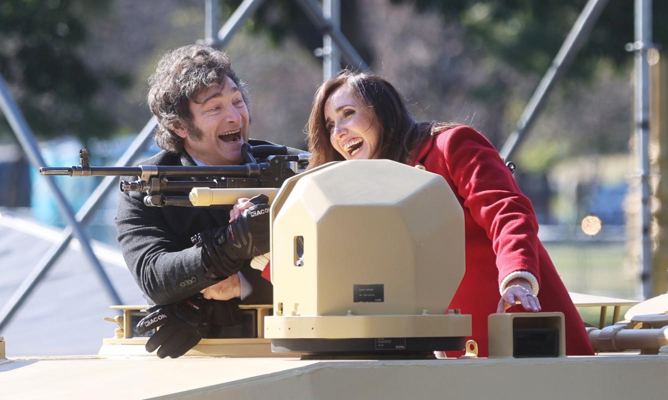 El Presidente Javier Milei junto a la vicepresidenta Victoria Villarruel rompieron el protocolo y se subieron a un tanque de guerra que participaba del desfile organizado por el Estado Mayor Conjunto de las Fuerzas Armadas con motivo del Día de la Independencia, el 9 de julio.