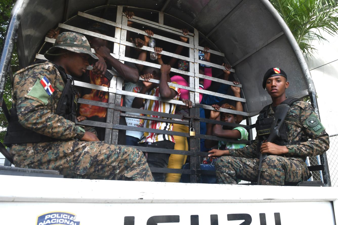 Un grupo de migrantes haitianos en condición de irregularidad es trasladado al principal centro de control para deportaciones de República Dominicana, ubicado en el municipio Haina, en San Cristóbal, 15 kilómetros al sur de Santo Domingo. En octubre de 2024, el gobierno dominicano anunció un plan de deportaciones masivas de migrantes irregulares haitianos. La meta base era sacar del país a 10.000 ciudadanos por semana.