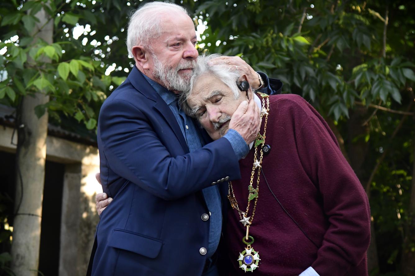 El Presidente de Brasil, Luiz Inácio Lula da Silva, se reunió con el expresidente de Uruguay, José Mujica, en su domicilio de Rincón del Cerro en Montevideo, donde le entregó a Mujica el Gran Collar de la Orden Nacional de Cruzeiro do Sul, máxima condecoración de ese país. 