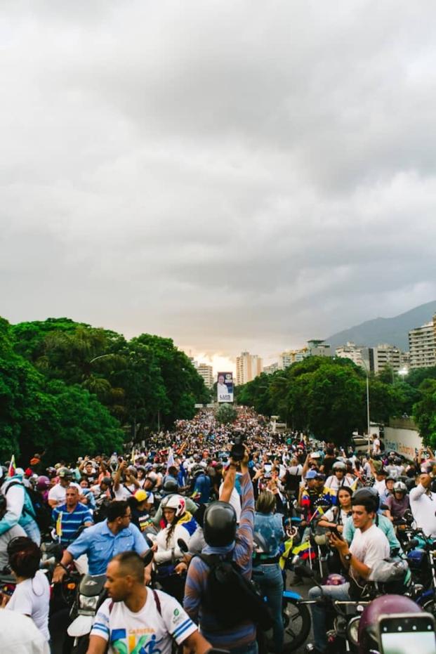 Miles de venezolanos colmaron las calles de Caracas el 4 de julio de 2024 para respaldar a María Corina Machado y a Edmundo González Urrutia como candidato único de la oposición, en el arranque oficial de su campaña presidencial. La multitudinaria concentración reflejó un claro mensaje de esperanza y determinación en medio del proceso electoral más esperado de los últimos años.